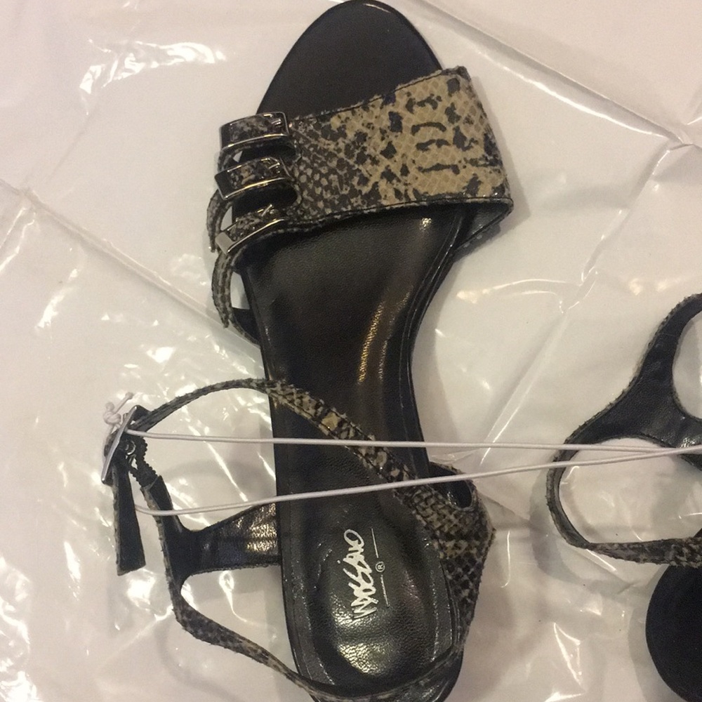 Mini Heels - Picture 2 of 6